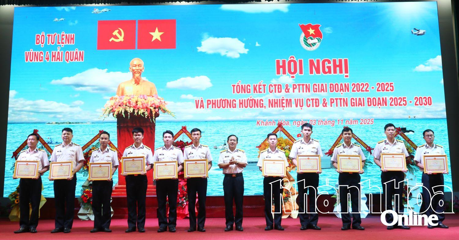 Khen thưởng các tập thể, cá nhân đạt thành tích xuất sắc.