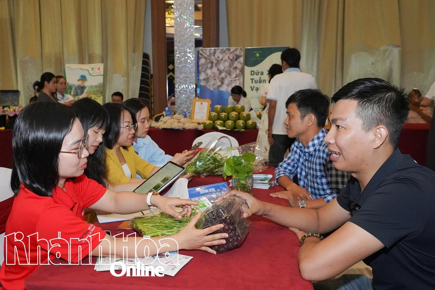 Các doanh nghiệp tham gia chương trình kết nối B2B, tìm kiếm đối tác tại hội nghị kết nối cung - cầu.