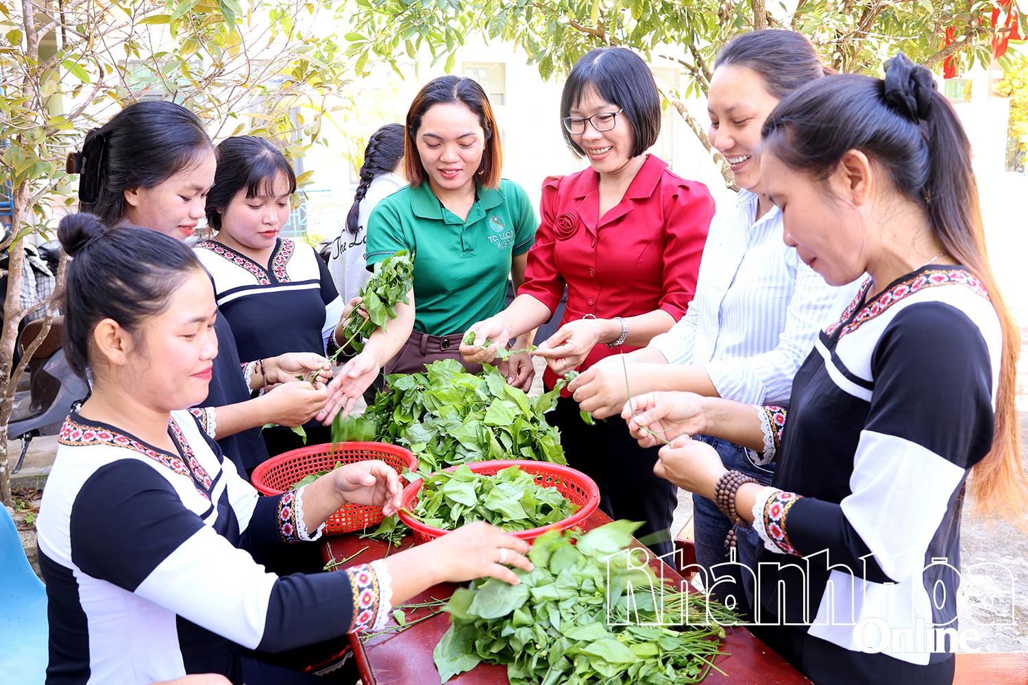 Cán bộ, hội viên phụ nữ xã Cam Hiệp cùng nhau chuẩn bị món ăn truyền thống của đồng bào Raglai tại Ngày hội Văn hóa các dân tộc.