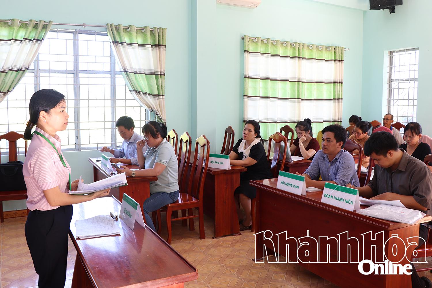 Một buổi giao ban của Ngân hàng Chính sách xã hội với các hội, đoàn thể nhận ủy thác tại điểm giao dịch xã Suối Hiệp.