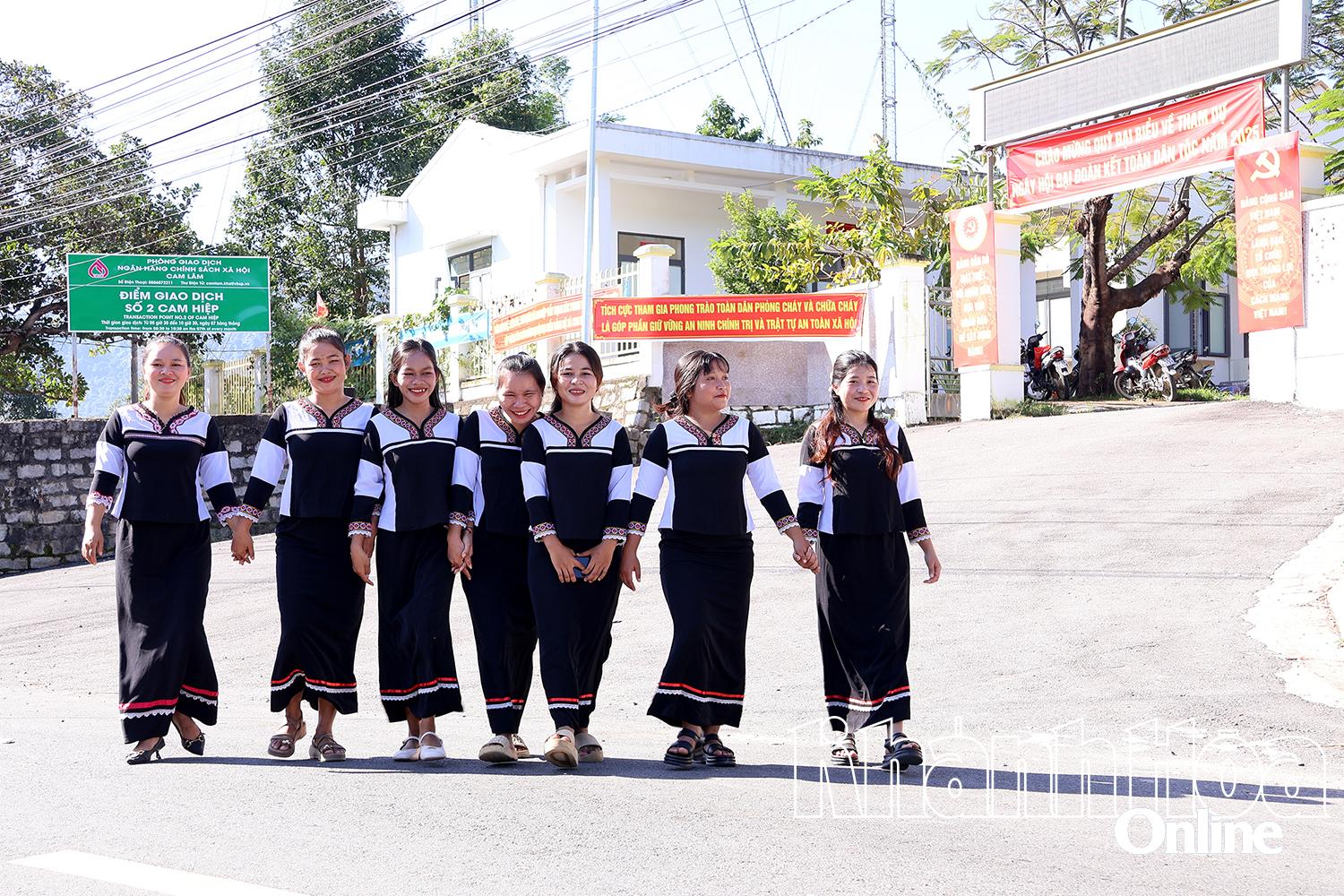 Phụ nữ đồng bào dân tộc thiểu số xã Cam Hiệp trên tuyến đường phụ nữ tự quản “Xanh - sạch - đẹp”.