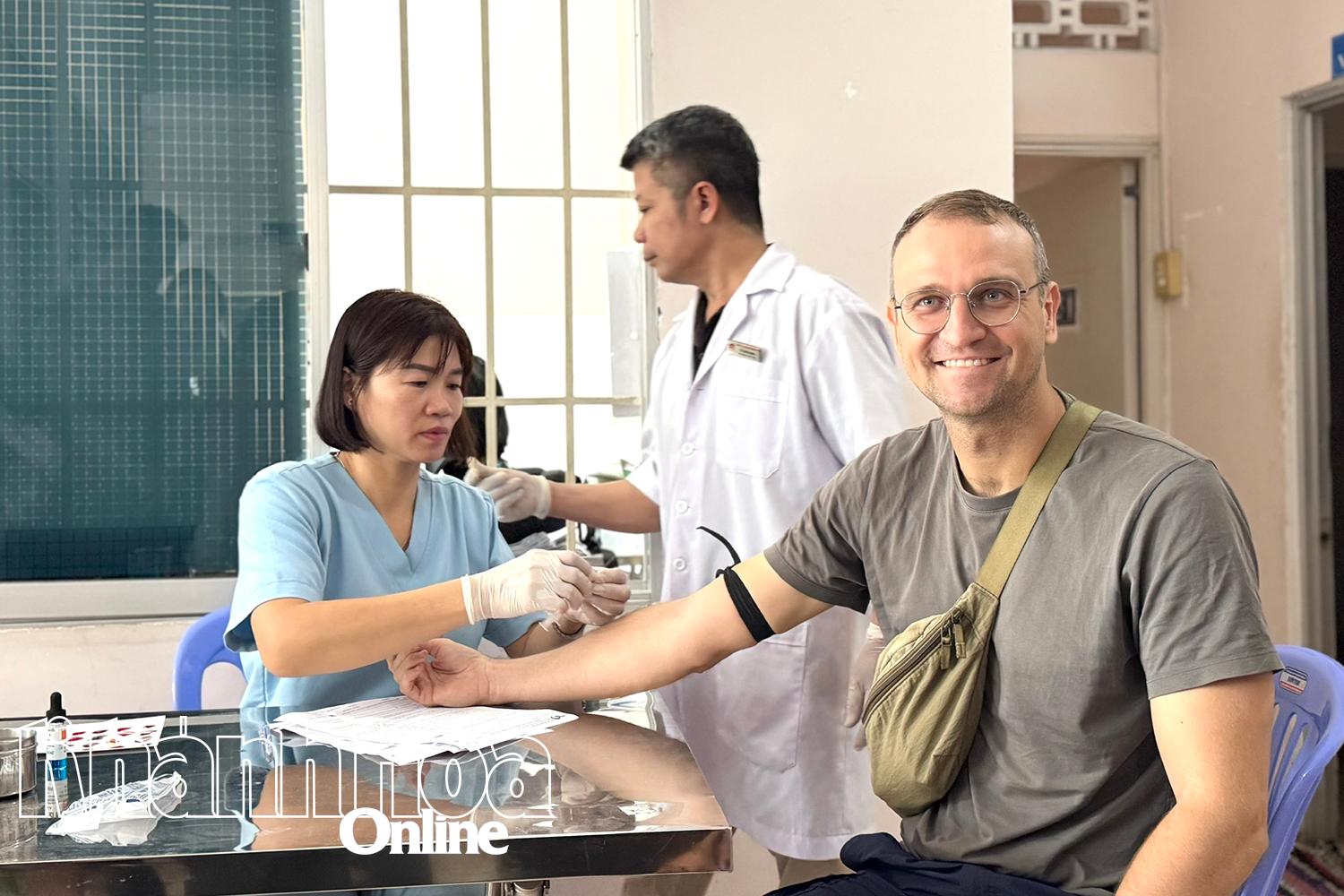 Du khách nước ngoài tham gia hiến máu tình nguyện.