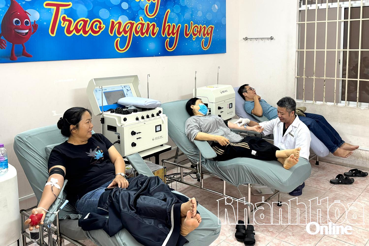 Đông đảo người dân tới Trung tâm Huyết học - Truyền máu tỉnh tham gia hiến máu tình nguyện.