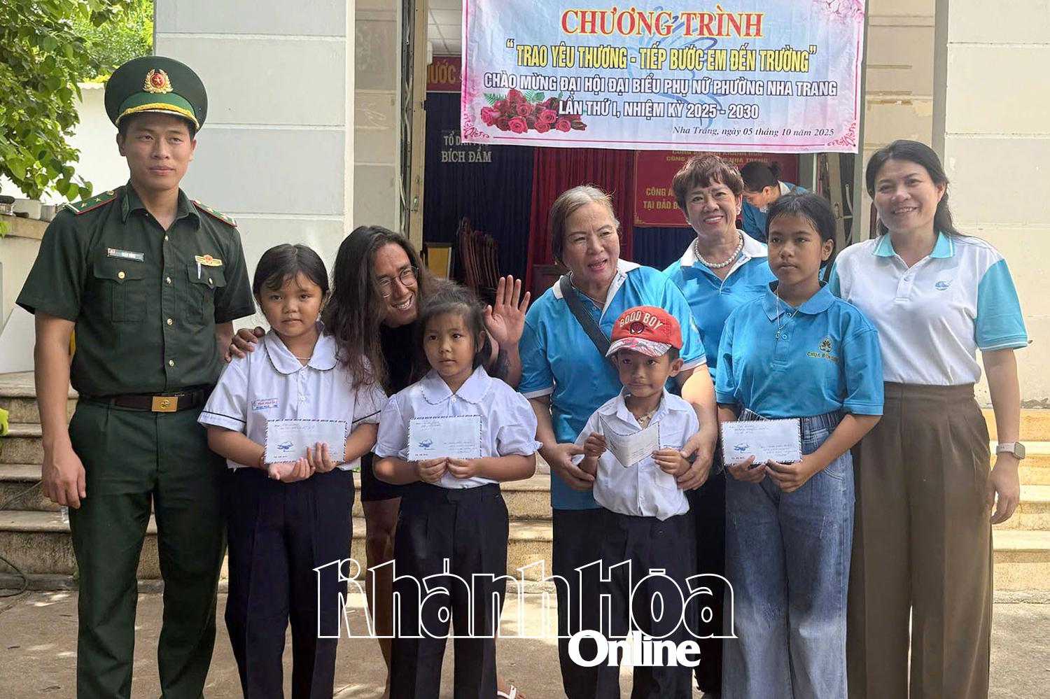 Hội Liên hiệp Phụ nữ phường Nha Trang trao học bổng cho học sinh vượt khó học tốt.