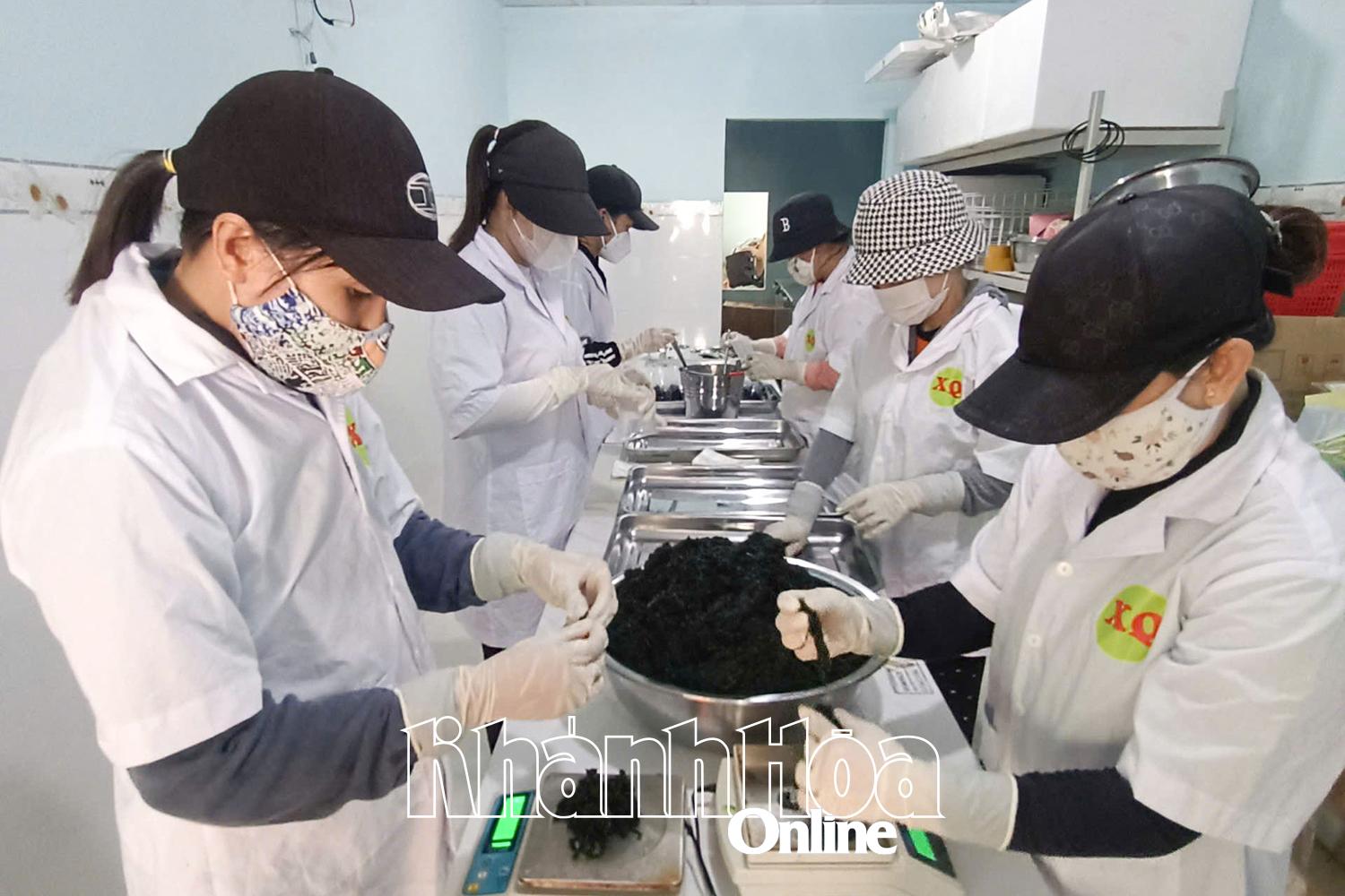 Xưởng sản xuất rong nho của gia đình chị Trần Thị Vương Uyên tạo việc làm ổn định cho nhiều lao động địa phương.