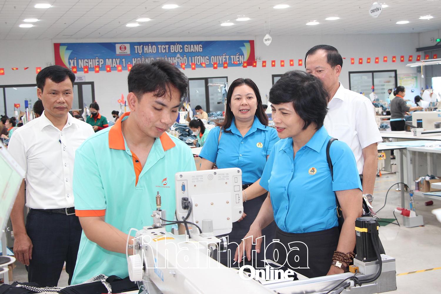 Lãnh đạo Liên đoàn Lao động tỉnh nắm bắt tình hình hoạt động công đoàn cơ sở, việc làm của người lao động Công ty Cổ phần Sản xuất và Đầu tư Hoàng Thành Đô Lương.

