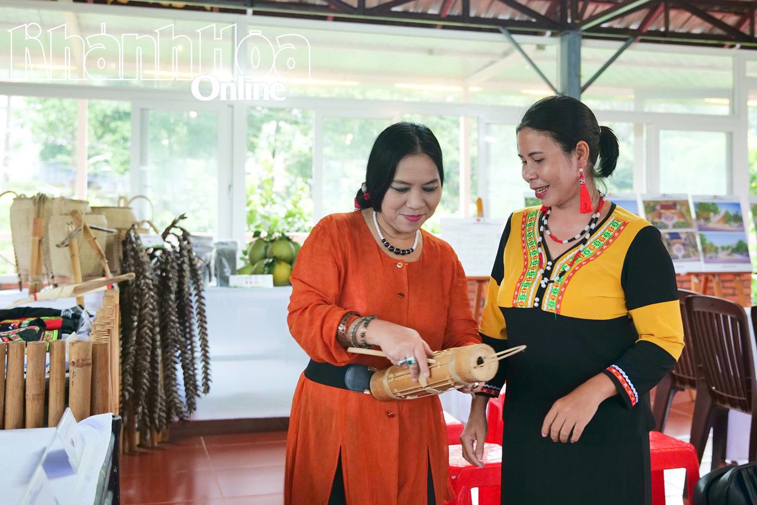 Du khách thích thú khi được trải nghiệm đánh đàn Chapi.