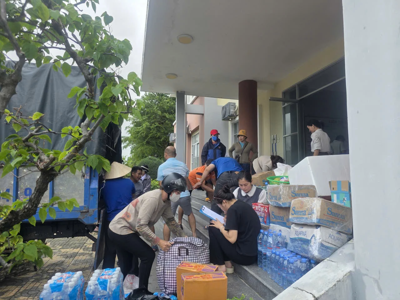 Tập kết hàng cứu trợ để vận chuyển đến các địa phương bị ngập lụt nặng.