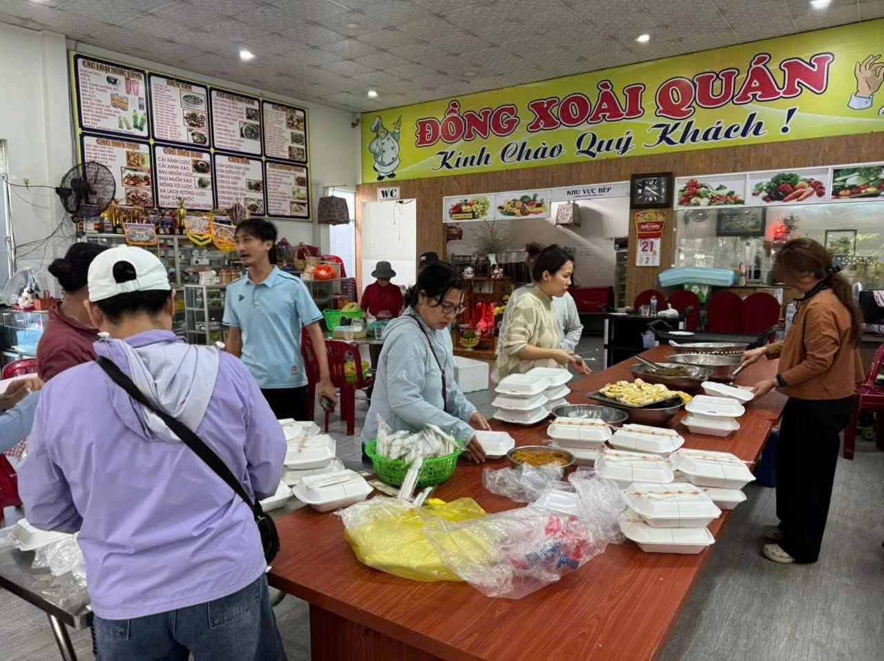 Chuẩn bị những suất cơm để gửi đến các địa phương vùng lũ.