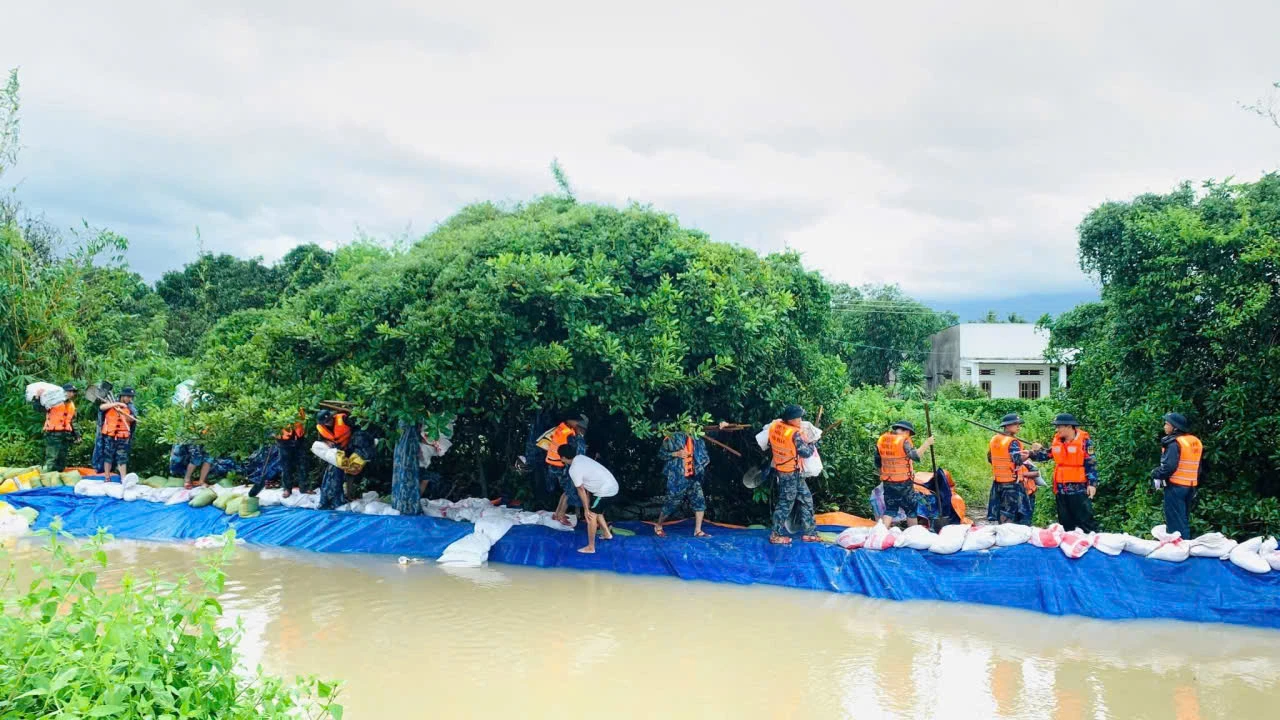 Các lực lượng vũ trang gia cố kênh mương, kè đập trong những ngày mưa lũ.