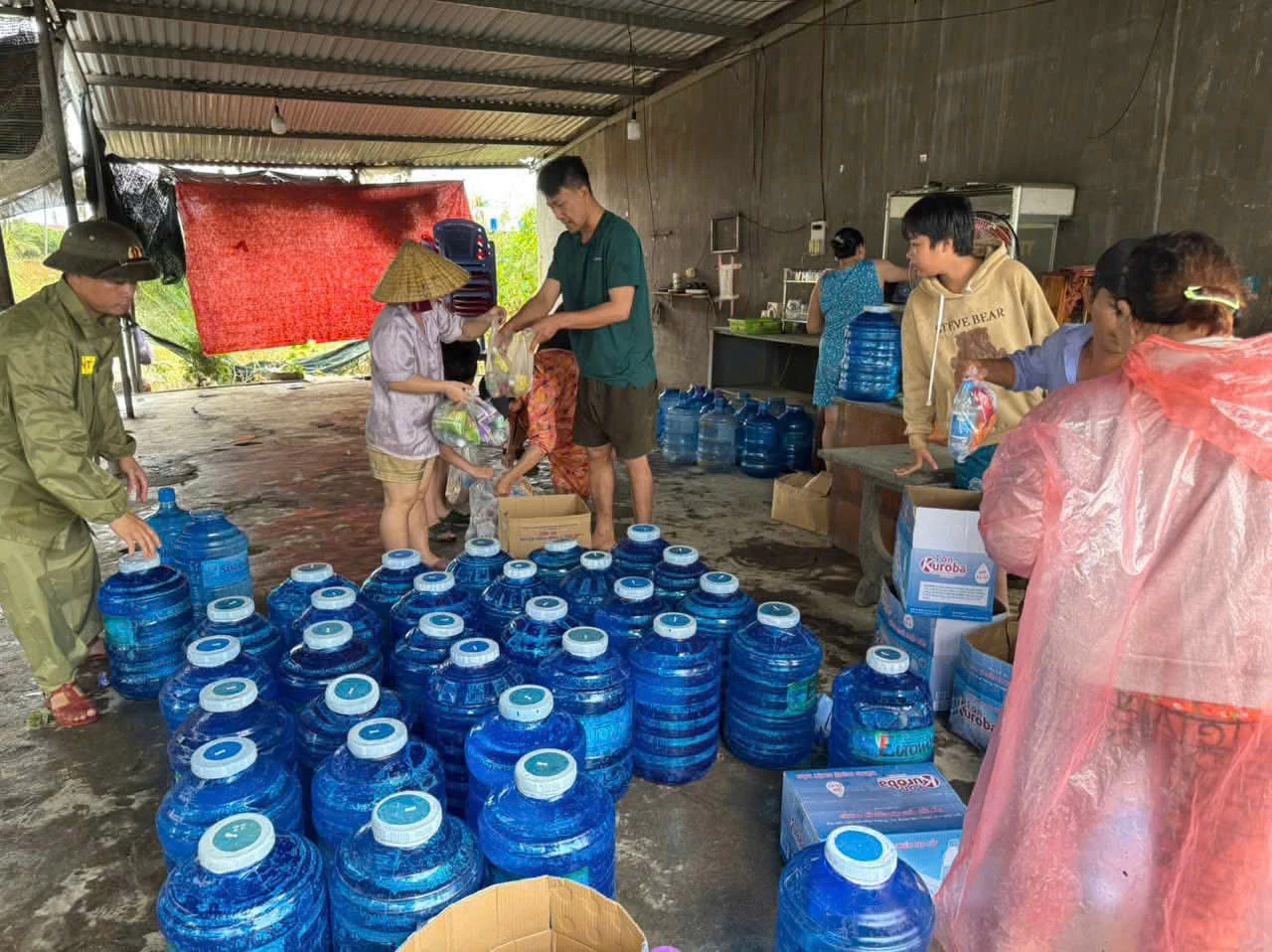 Người dân được hỗ trợ nước uống.