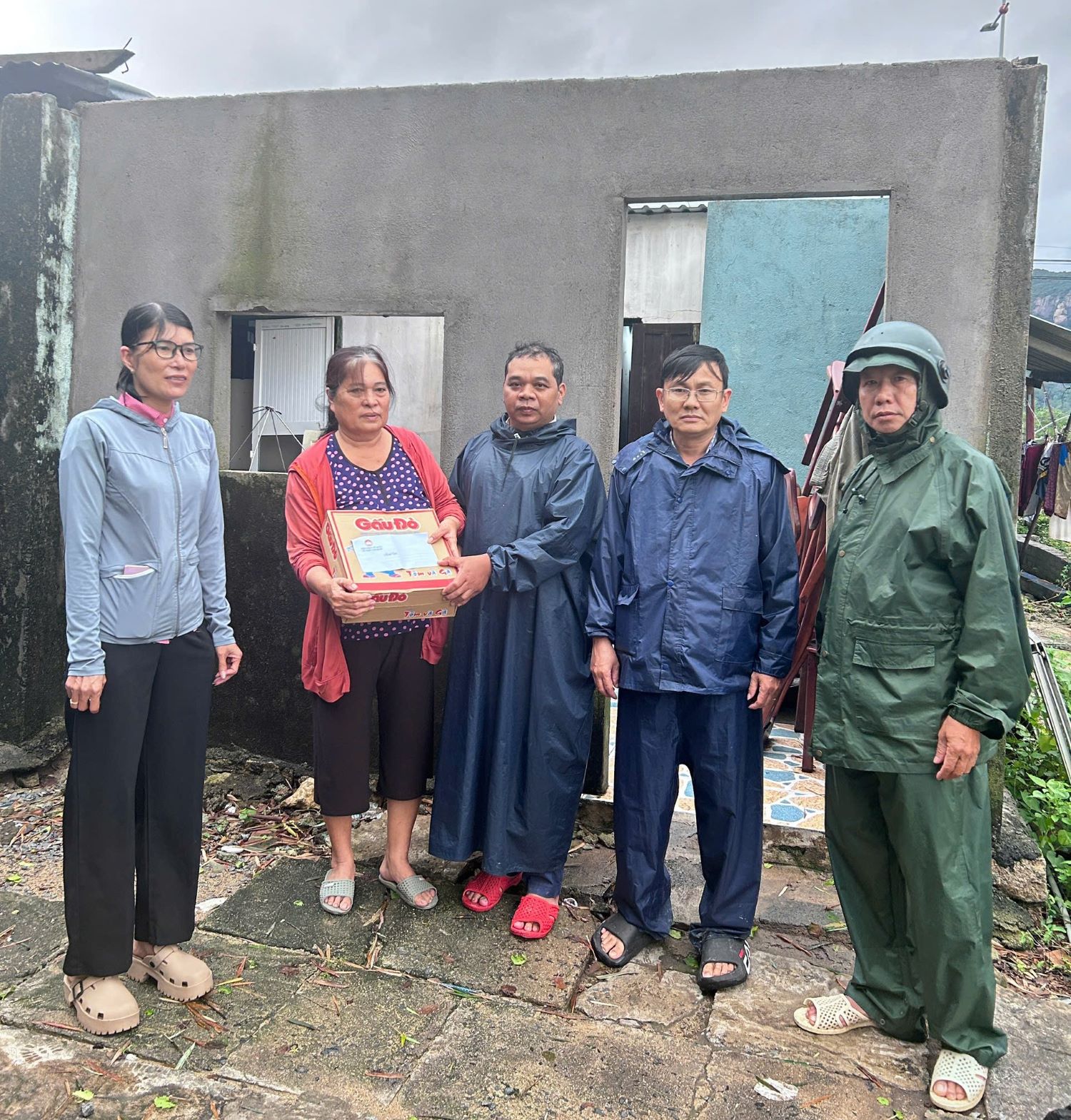 Mặt trận xã Nam Cam Ranh tặng quà cho các hộ dân bị tốc mái nhà do mưa lũ.
