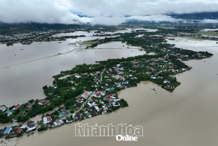 Xã Suối Hiệp chốt chặn 8 điểm ngập lụt, di dời người dân đến nơi an toàn