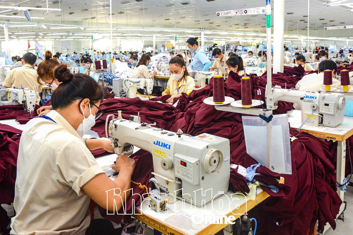 Hoạt động sản xuất tại Xí nghiệp May Khatoco.
