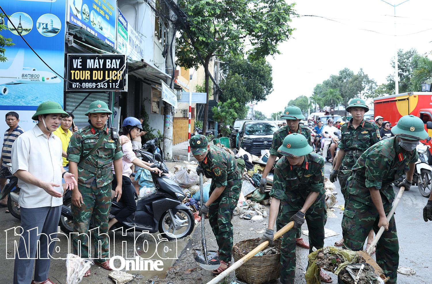 Đồng chí Bí thư Tỉnh ủy động viên bộ đội gia dọn dẹp vệ sinh môi trường trên đường 23-10, phường Tây Nha Trang.