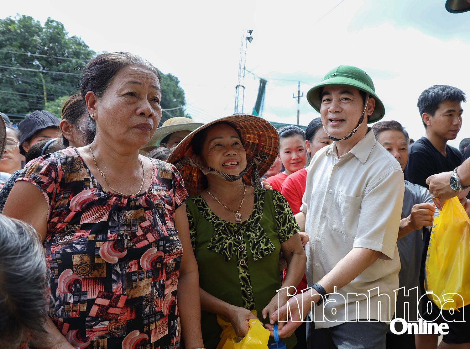 Đồng chí Bí thư Tỉnh ủy tặng quà cho người dân người dân tổ dân phố Võ Cang, phường Tây Nha Trang.