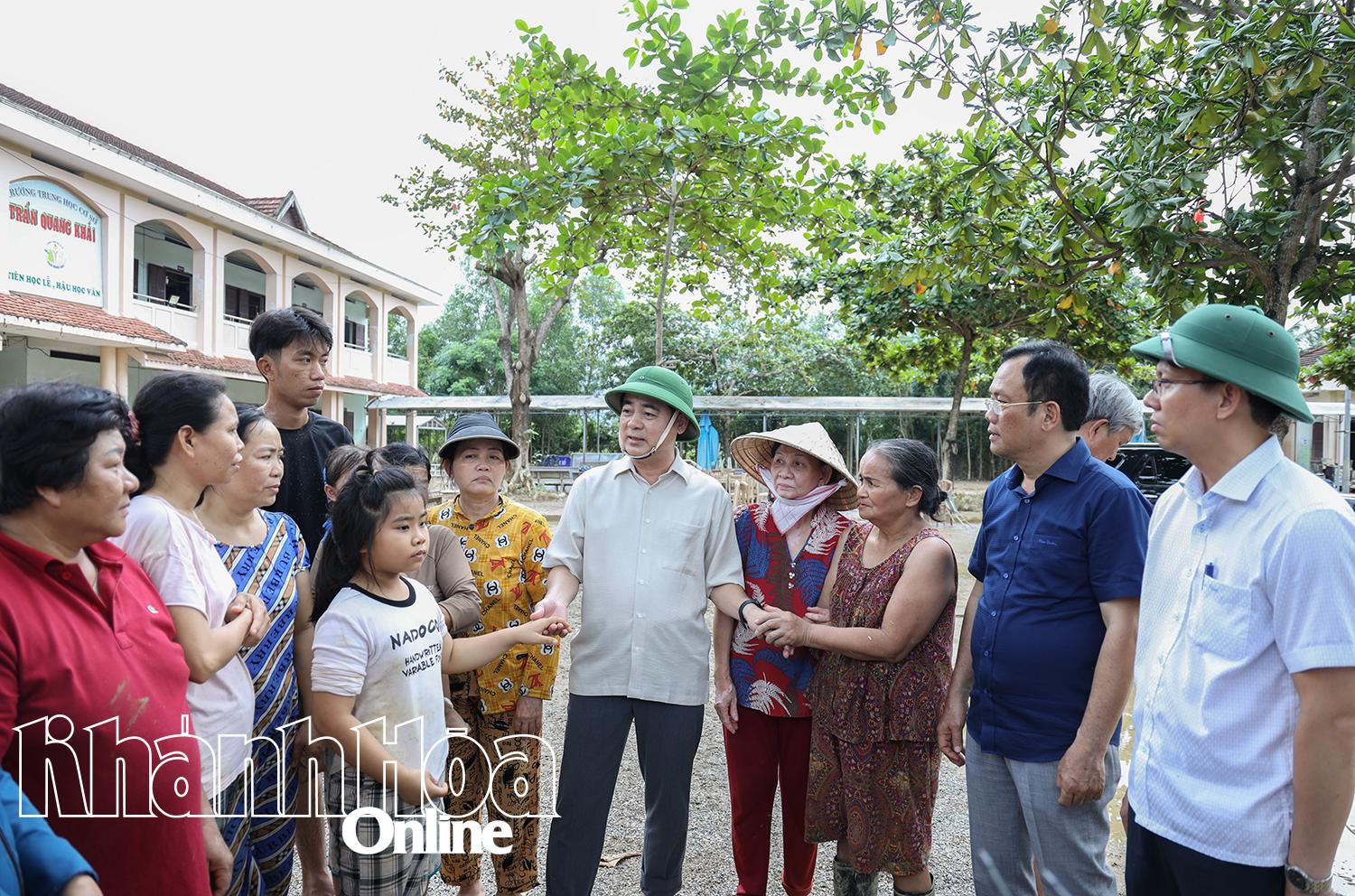 Đồng chí Bí thư Tỉnh ủy thăm hỏi động viên người dân xã Diên Điền.