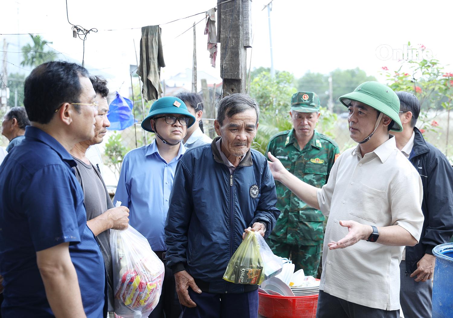 Đồng chí Bí thư Tỉnh ủy tặng quà người dân xã Diên Điền.
