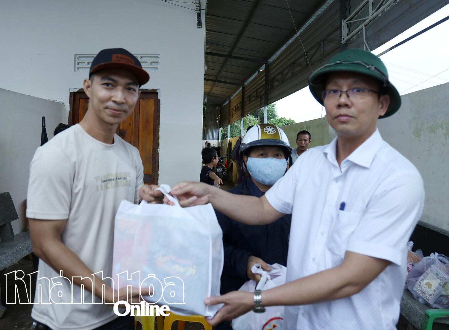 Đồng chí Nguyễn Thanh Hà - Phó Chủ tịch UBND tỉnh tặng quà người dân phường Phan Rang.