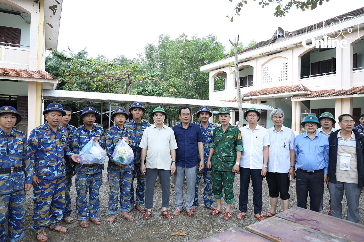 Đồng chí Bí thư Tỉnh ủy tặng quà động viên lực lượng hỗ trợ khắc phục mưa lũ tại xã Diên Điền.