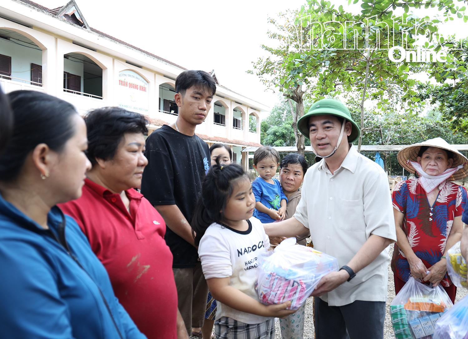 Đồng chí Bí thư Tỉnh ủy tặng quà người dân xã Diên Điền.