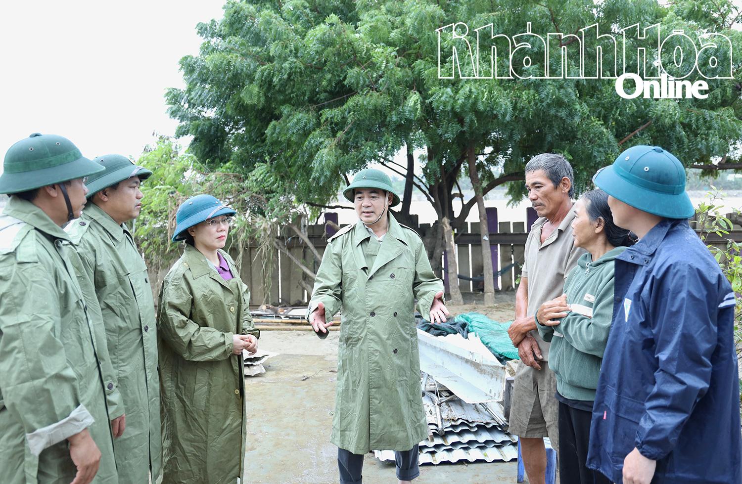 Đồng chí Bí thư Tỉnh ủy thăm hỏi, động viên người dân phường Phan Rang.