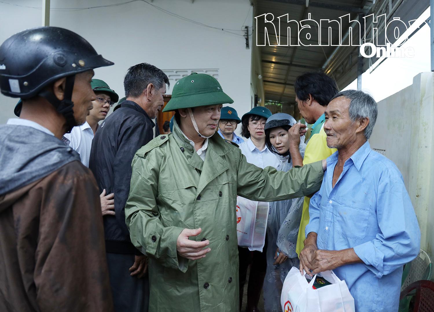 Đồng chí Bí thư Tỉnh ủy động viên, tặng quà người dân phường Phan Rang.