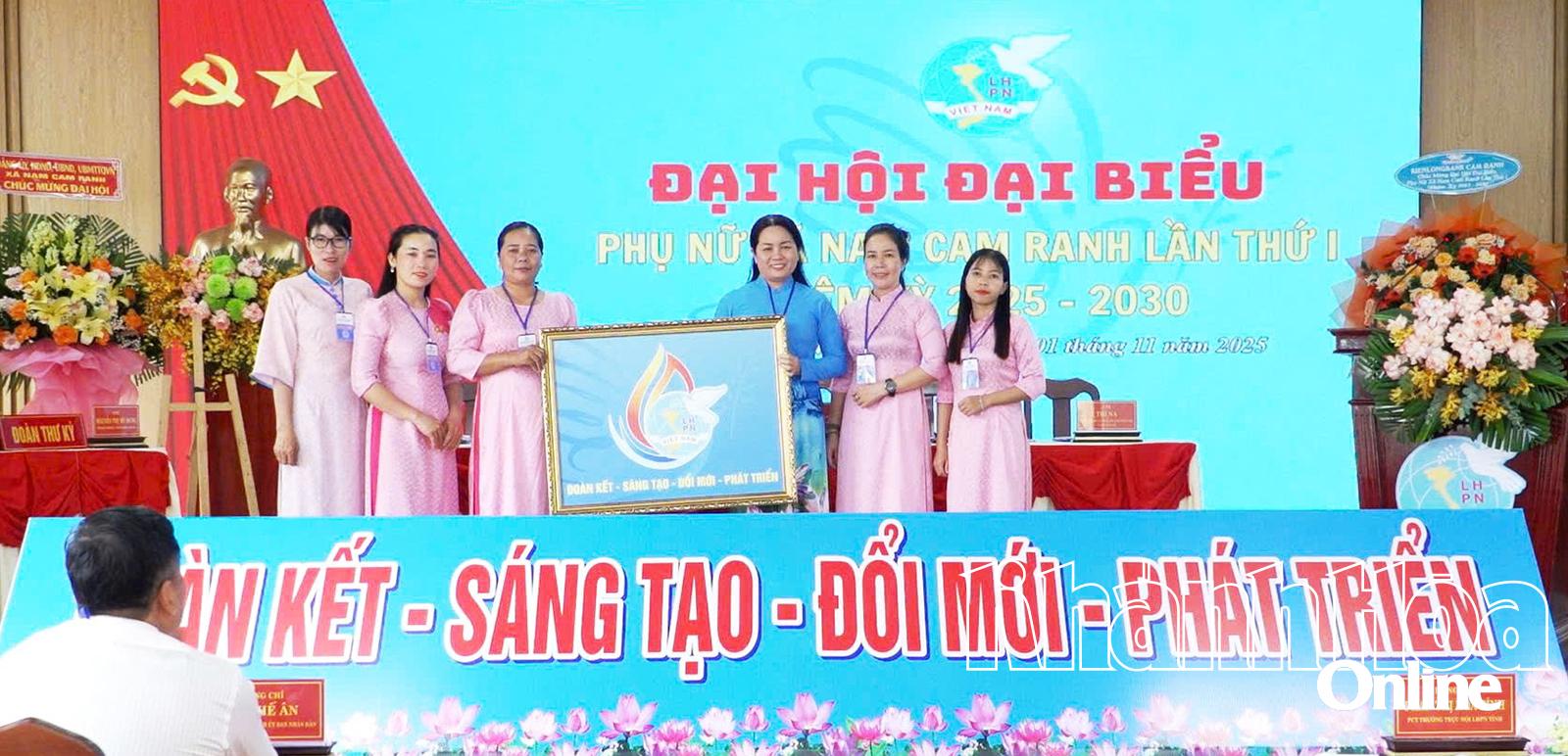 Lãnh đạo Hội Liên hiệp Phụ nữ tỉnh tặng bức tranh chúc mừng đại hội.