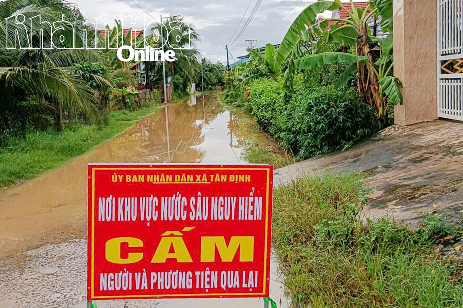 Một vị trí đường giao thông bị ngập nước đã được UBND xã Tân Định đặt bảng cảnh báo.