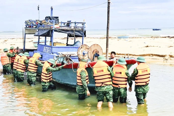 Khẩn trương, quyết liệt ứng phó bão số 13