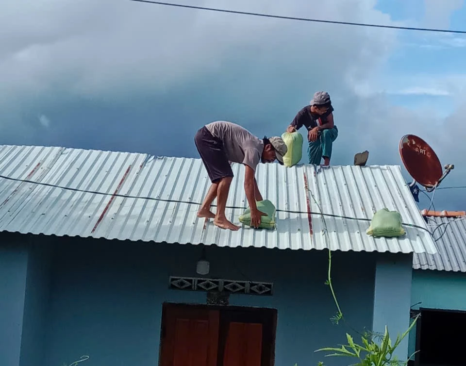 Lực lượng dân quân xã Bắc Khánh Vĩnh giúp dân chằng chống nhà cửa.
