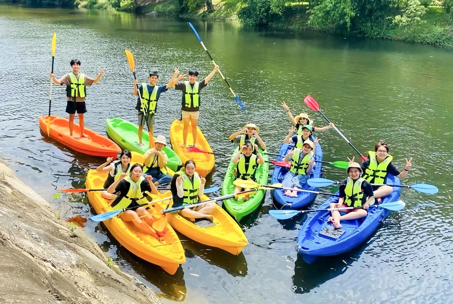 Du khách vui chơi ở danh thắng Ba Hồ. Ảnh: Khu du lịch Ba Hồ cung cấp.