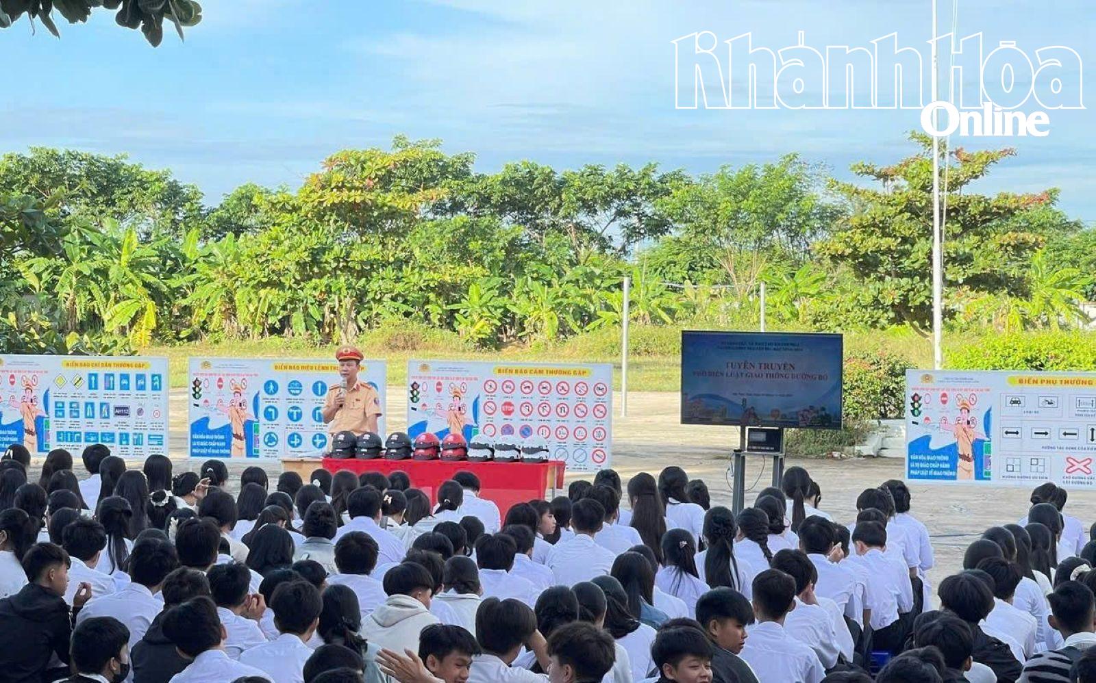 Cán bộ Trạm Cảnh sát Giao thông Ninh Hoà đã phổ biến các kiến thức cơ bản về Luật TTATGT đường bộ cho các em học sinh