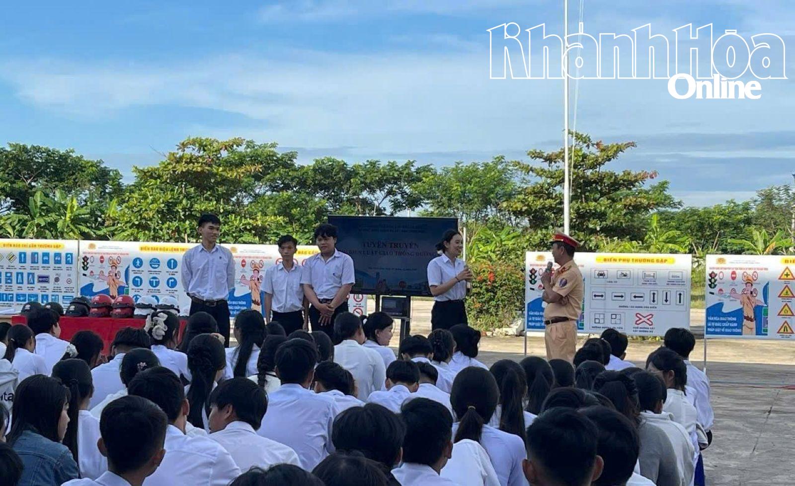 Các em học sinh đã sôi nổi tham gia các câu hỏi tình huống và nhận mũ bảo hiểm đạt chuẩn