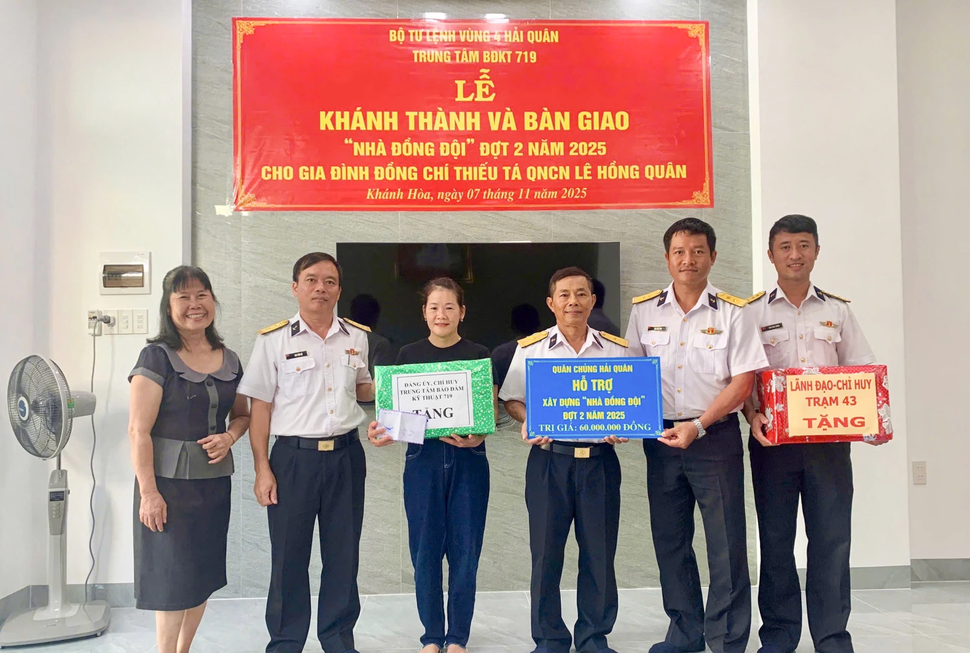 Bàn giao quỹ hỗ trợ xây dựng “Nhà đồng đội” cho Thiếu tá quân nhân chuyên nghiệp Lê Hồng Quân.