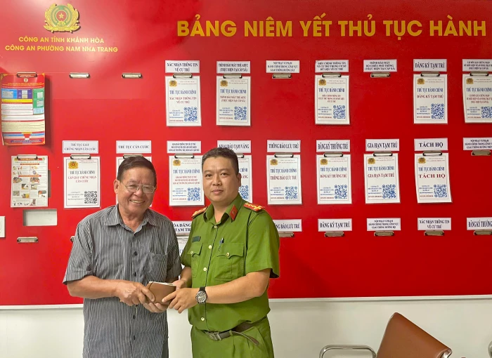 Công an phường Nam Nha Trang trao trả giấy tờ cá nhân và 22,5 triệu đồng cho người dân làm rơi ví