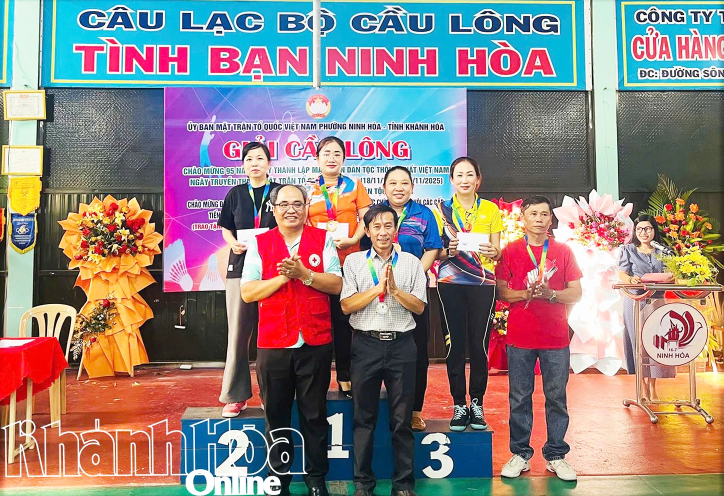 Ban tổ chức trao giải cho các đôi vận động viên đạt thành tích.
