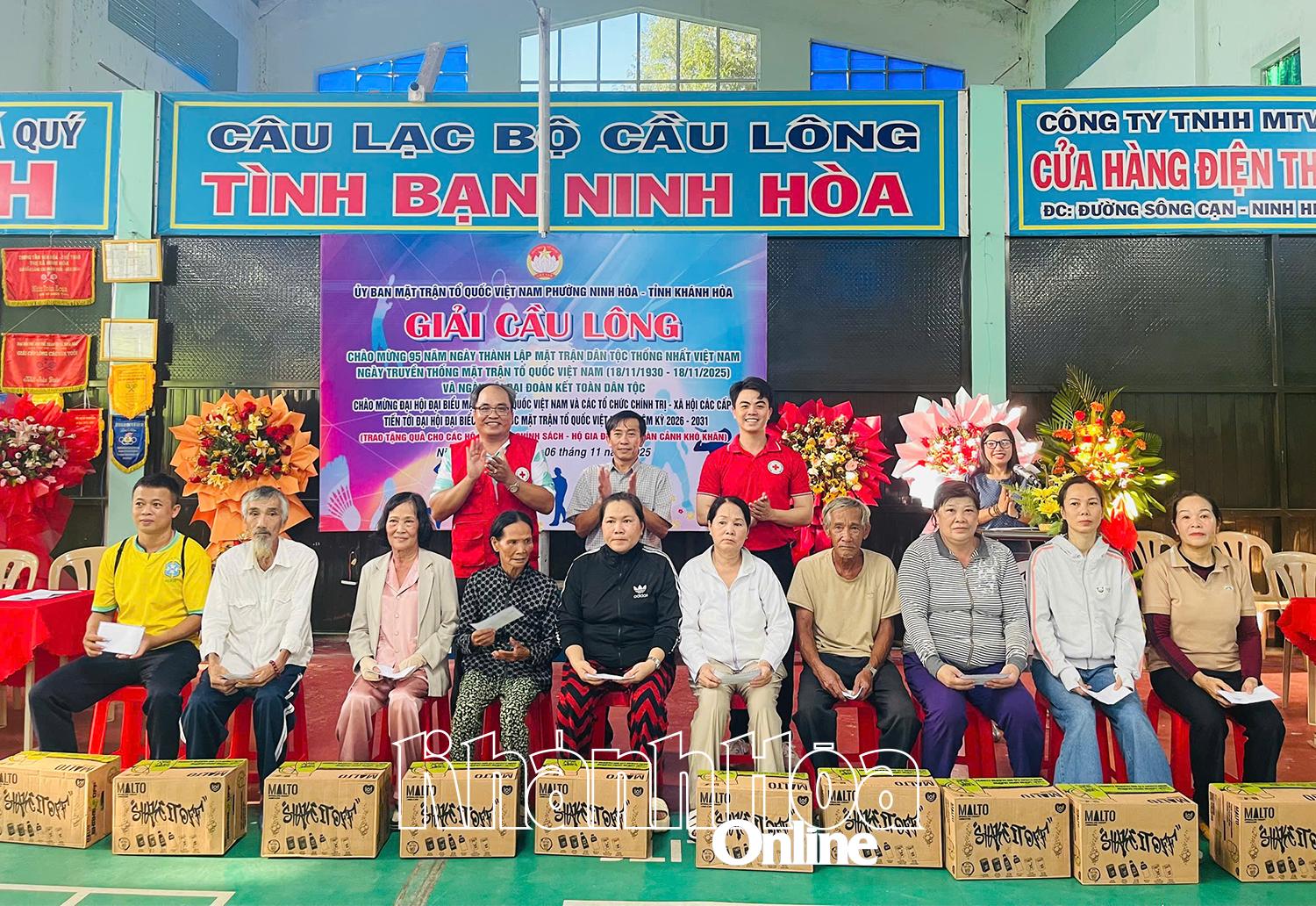 Ban Tổ chức tặng các suất quà cho hộ gia đình khó khăn trên địa bàn phường.