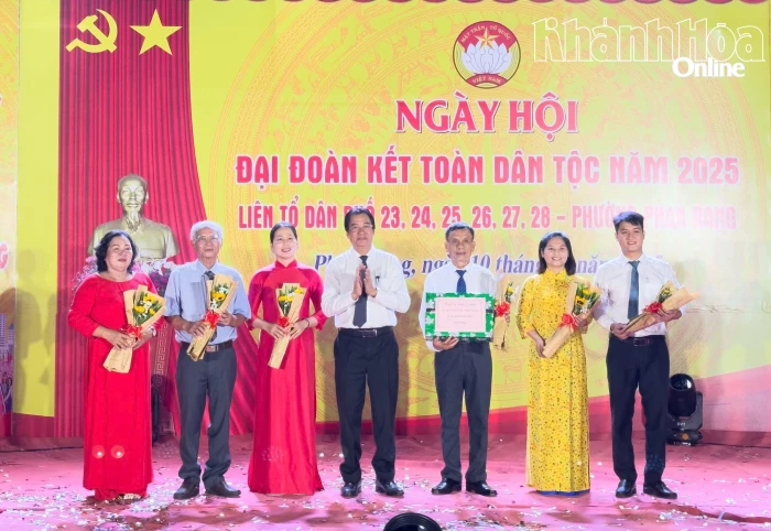 Phó Chủ tịch Thường trực UBND tỉnh Nguyễn Long Biên dự Ngày hội Đại đoàn kết toàn dân tộc tại phường Phan Rang