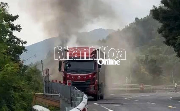 Xe container chở hàng chuyển phát nhanh bị hỏa hoạn trên Quốc lộ 1