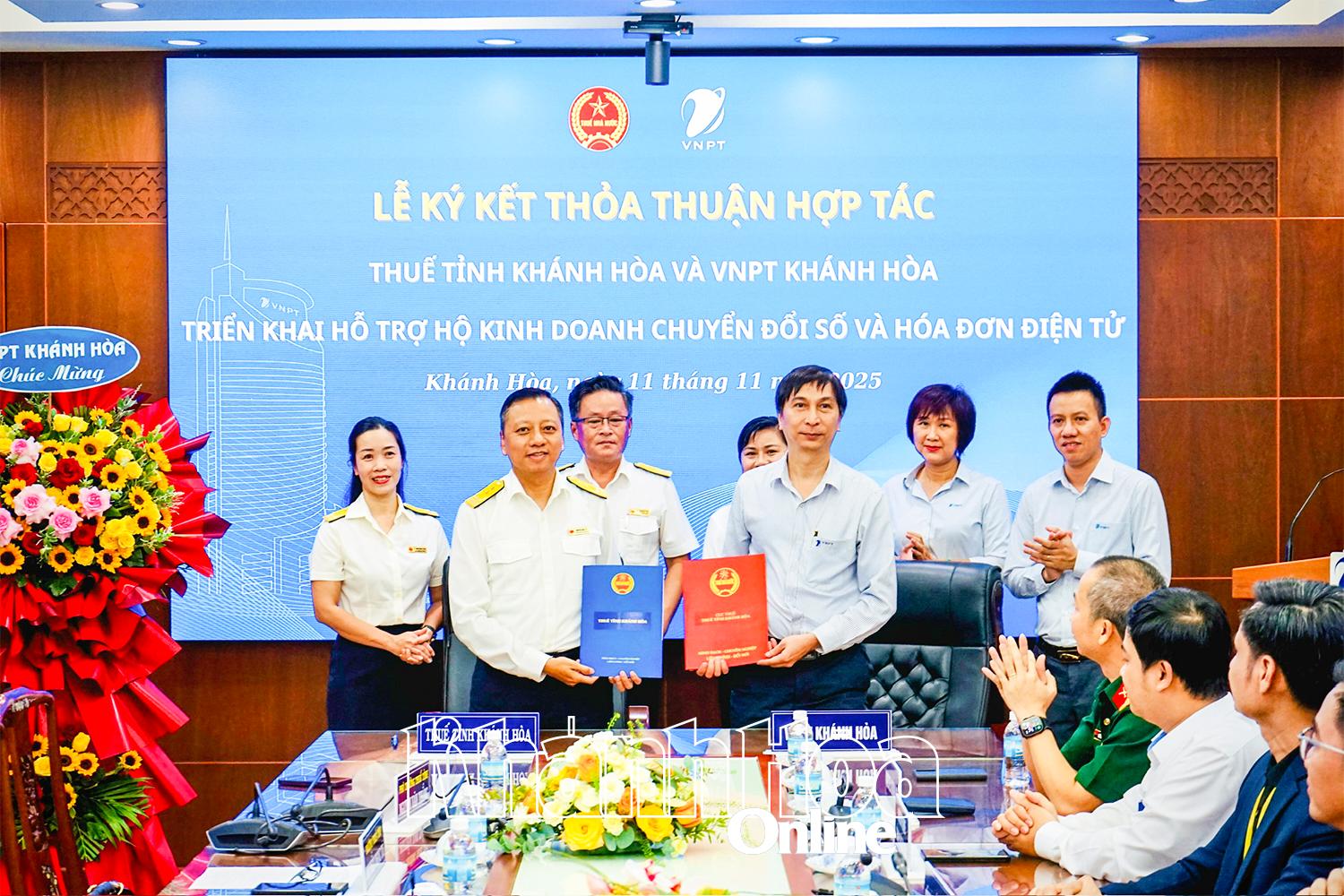 Lễ ký kết thỏa thuận hợp tác giữa VNPT Khánh Hòa và Thuế tỉnh Khánh Hòa.
