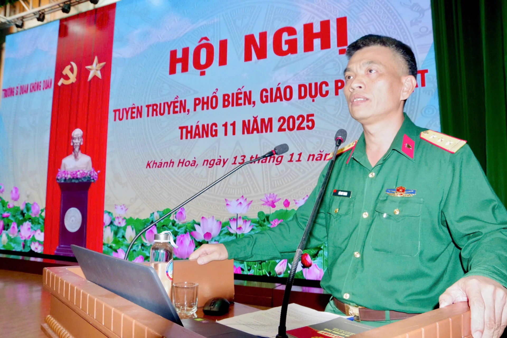 Thượng tá Bùi Huy Trung - Chánh án Tòa án Khu vực 2, Quân khu 5 giới thiệu cácchuyên đề pháp luật.