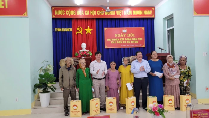 Chủ nhiệm Ủy ban Kiểm tra Tỉnh ủy Nguyễn Tiến Đức dự ngày hội Đại đoàn kết toàn dân tộc tại thôn An Nhơn