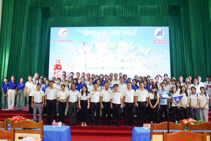 Giao lưu văn nghệ "Cánh buồm tuổi trẻ vươn khơi cùng Tổ quốc" chào mừng Ngày Nhà giáo Việt Nam