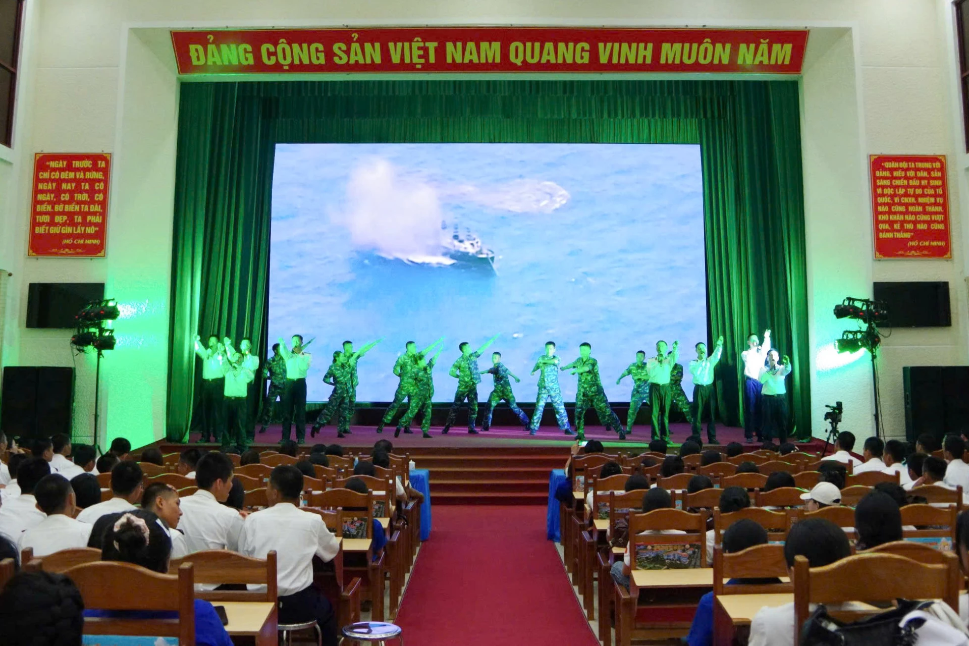 Tiết mục văn nghệ tham gia giao lưu.