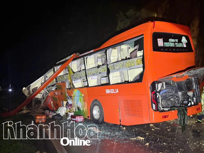 Sạt lở trên đèo Khánh Lê: Ô tô khách Phương Trang 40 chỗ bị đất đá đè, nhiều người thương vong