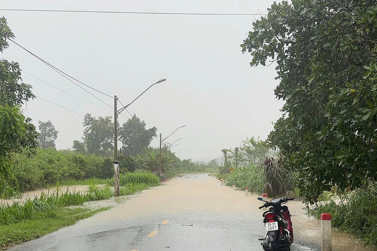Một điểm ngập trên Tỉnh lộ 2 đoạn qua xã Khánh Vĩnh.