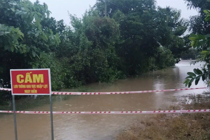 Một đoạn ngập sâu được giăng dây, cắm bảng cảnh báo.