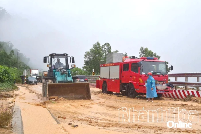 Tập trung khắc phục hậu quả mưa lũ, sạt lở đất