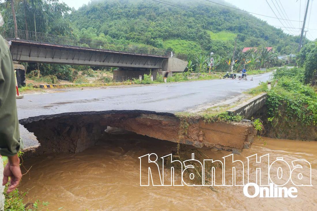 Cầu tràn Suối Lau bị hư hỏng, có nguy cơ trôi cầu.